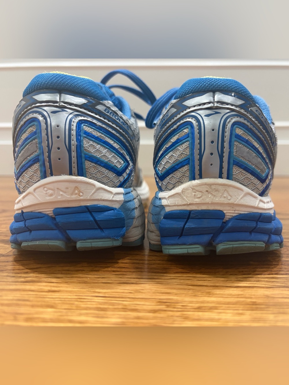 Brooks Adrenaline GTS 15 Athletic Running Shoes (8.5) - Picture 3 of 10